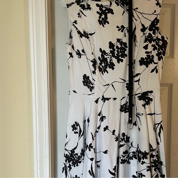 Grace Karin Size S. Black and white flowers with a separate black belt. - Picture 2 of 5